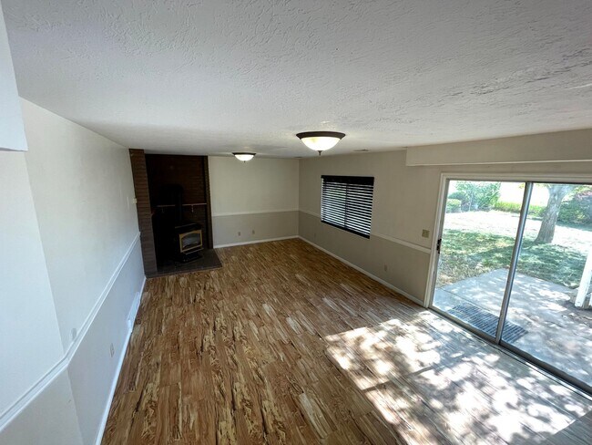 Building Photo - Great 4 Bed/3 Bath home in Layton