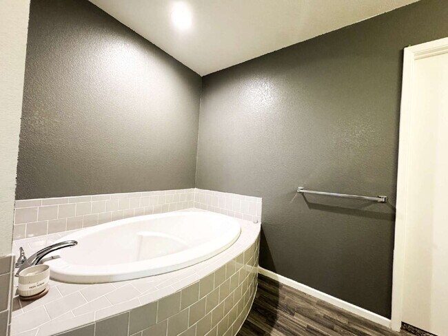 Building Photo - "Spacious 4-Bed, 3-Bath Condo in Desert Sky!"