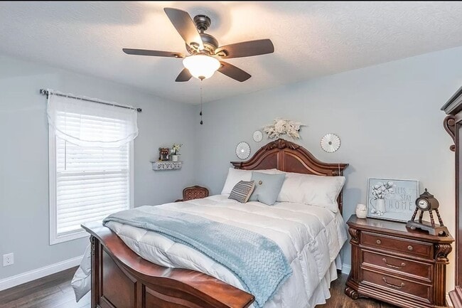 Building Photo - HELLO Georgeous 3 bdrm, 2 bath Single Fami...