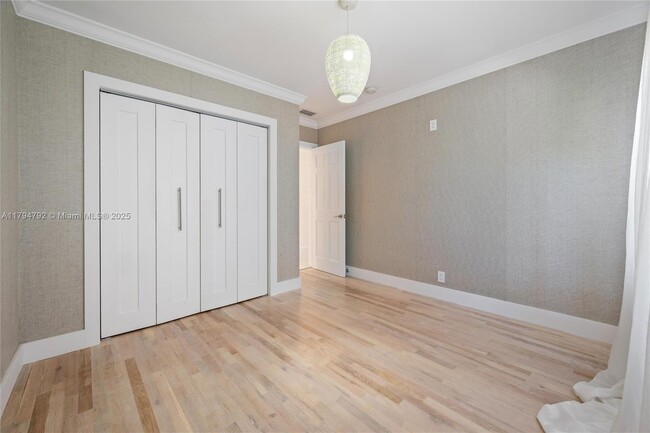 Building Photo - 2600 Yacht Club Blvd