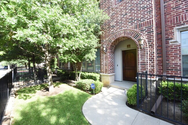 Building Photo - Beautiful 3-Story Lakewood Townhome!