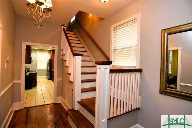 Building Photo - Spacious and fully furnished Victorian beauty