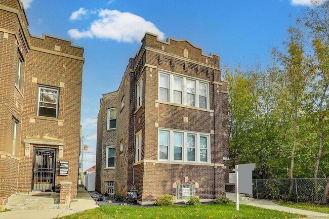 Building Photo - 1337 S Austin Blvd
