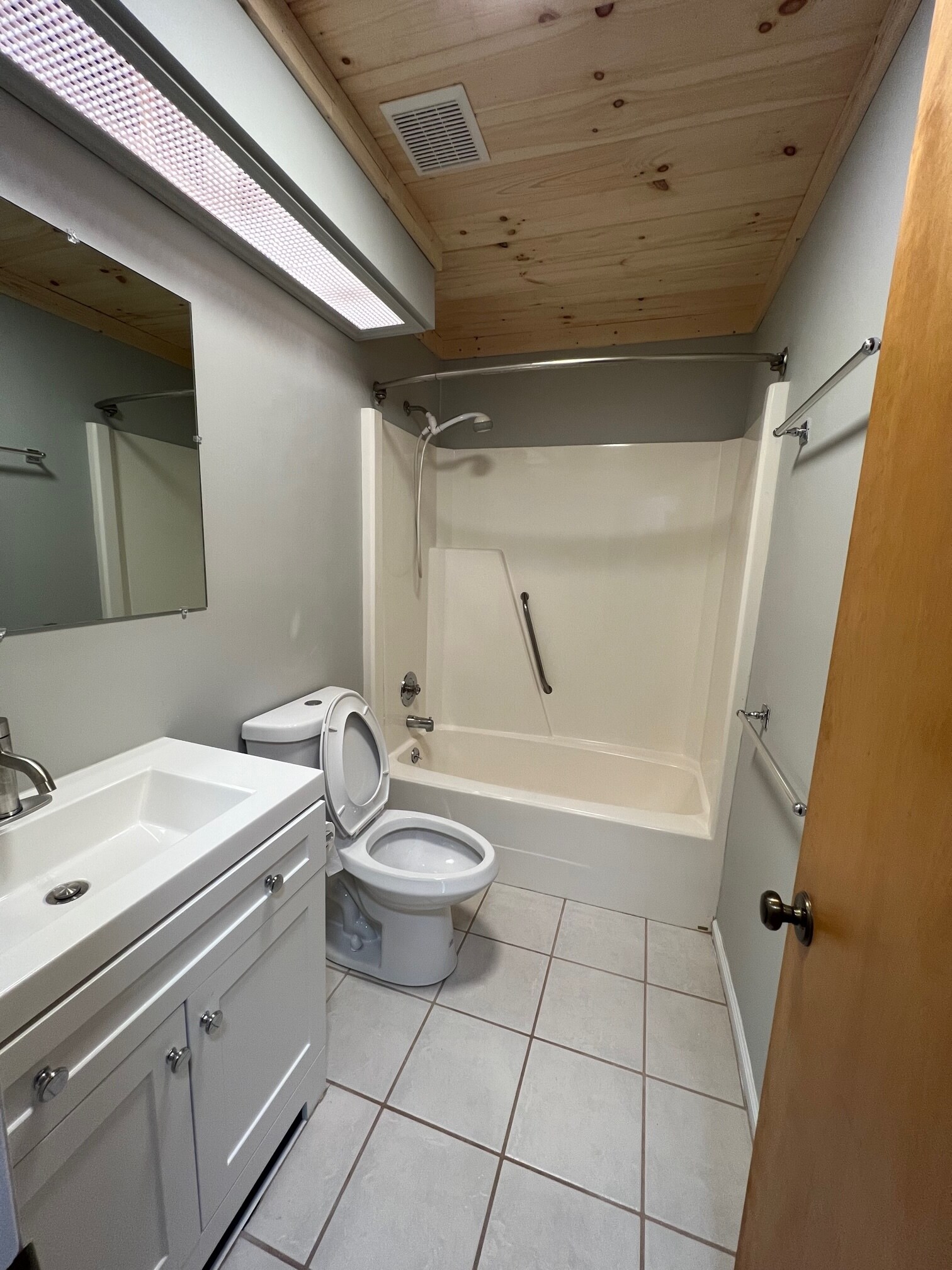 Full Bath - 116 Lookout Dr