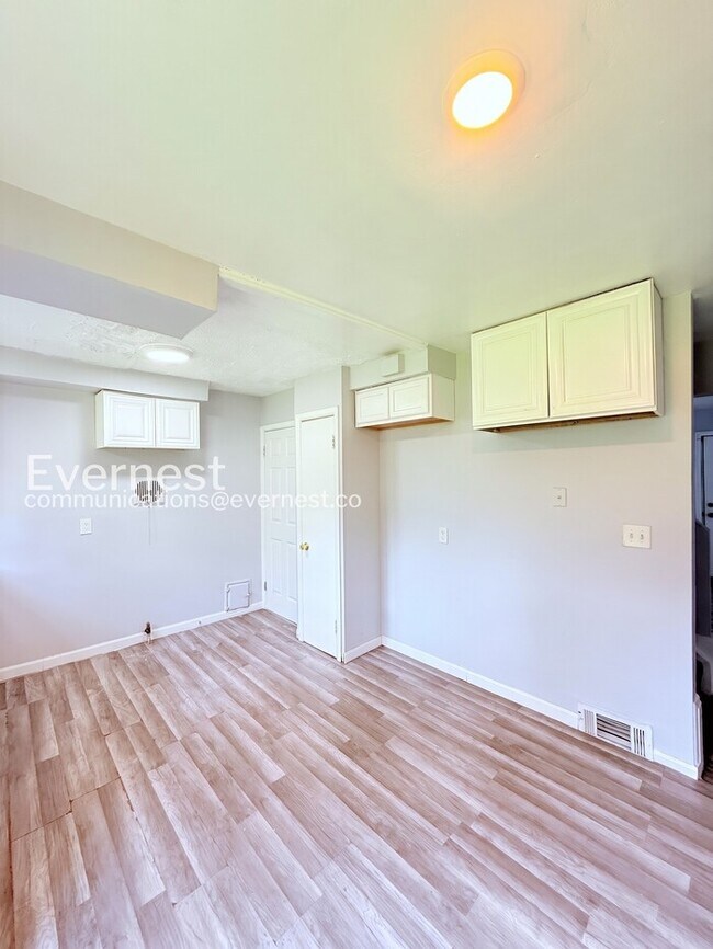Building Photo - Charming Townhome with Driveway and Street Parking | Pet friendly | Available Now!
