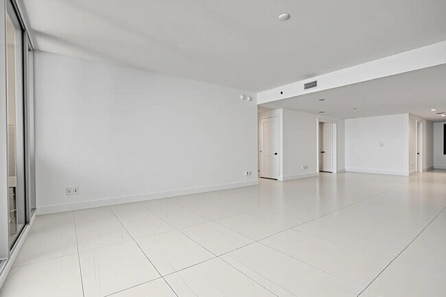 Building Photo - 153 N Seabreeze Blvd