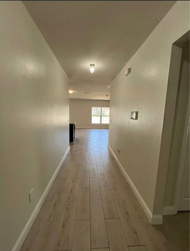 Building Photo - Beautiful 4-Bedroom Home in Sought-After H...