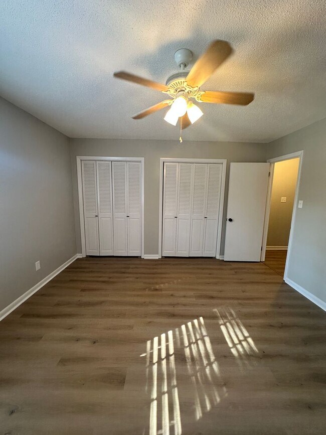 Building Photo - Beautiful 2 Bedroom 1.5 Bath Townhome!