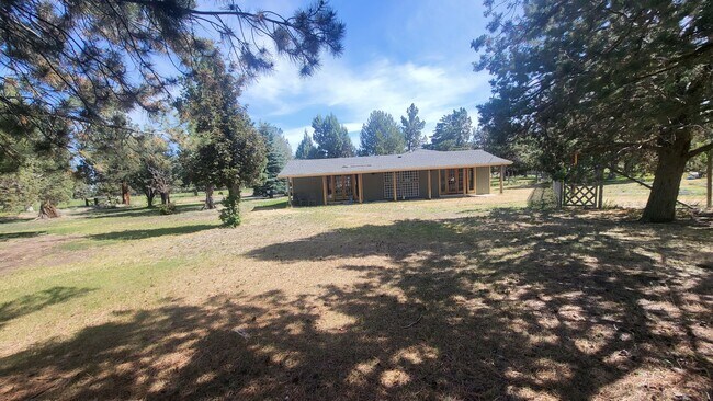 Building Photo - 4 bedroom 3 bath horse property- 6 acres i...