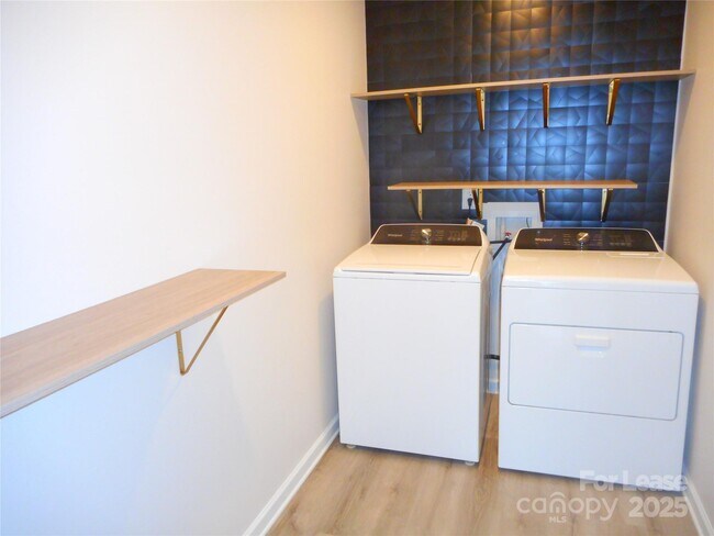 Building Photo - 3058 Eastcott Ave