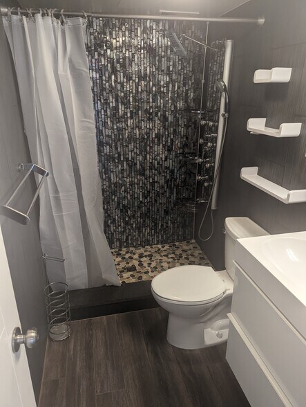 Primary ensuite bathroom - 1121 Albion St