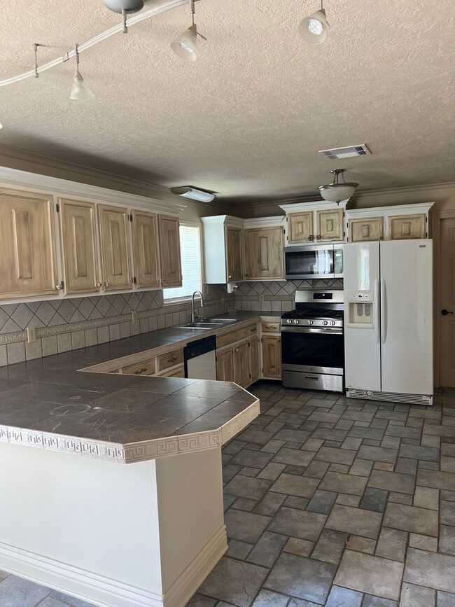 Building Photo - 412 US-171