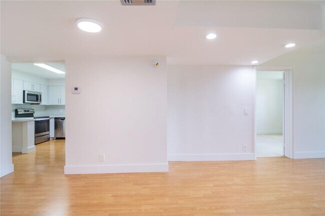 Building Photo - 491 Racquet Club Rd