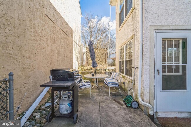 Building Photo - 449 Parker Ave