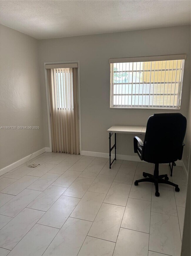 Building Photo - 1301 N 12th Ct