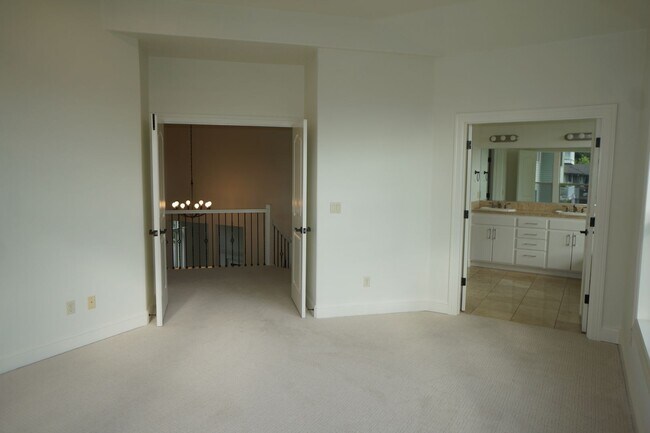 Building Photo - Exquisite NW Portland 4 bedroom with panoramic views