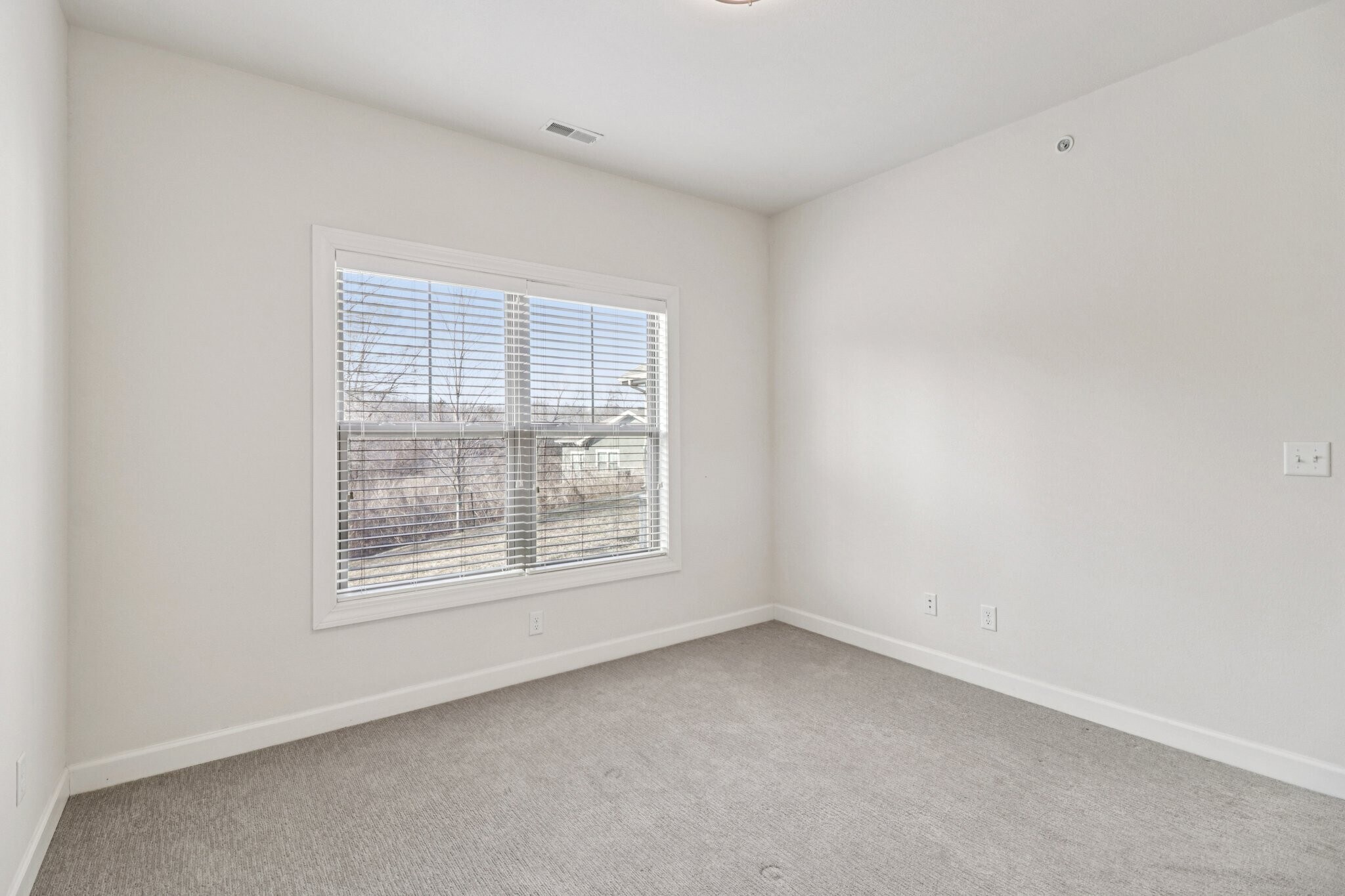 Building Photo - 9776 Montclaire Dr