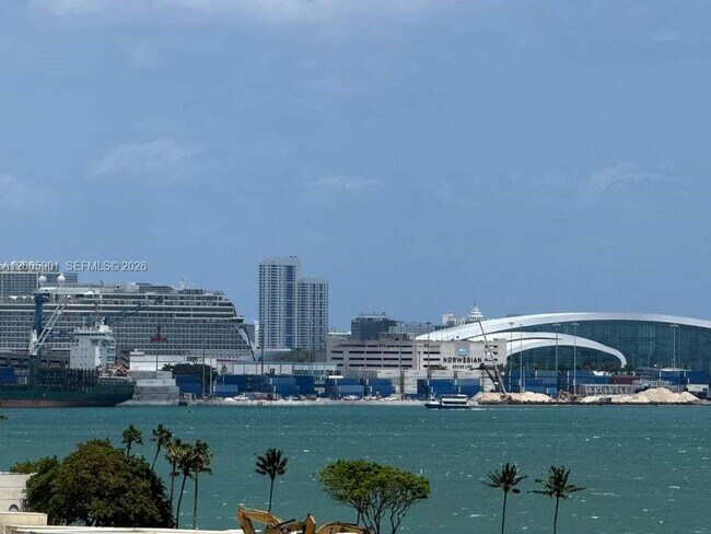 Building Photo - 1155 Brickell Bay Dr