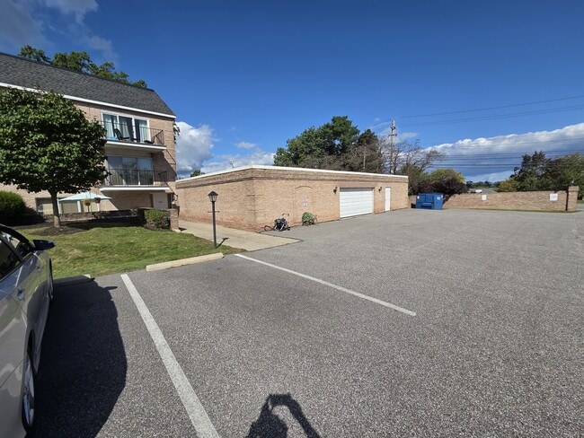 Building Photo - 1155 Charter Oak Ln