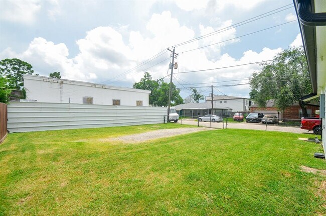 Building Photo - 6425 Sidney St