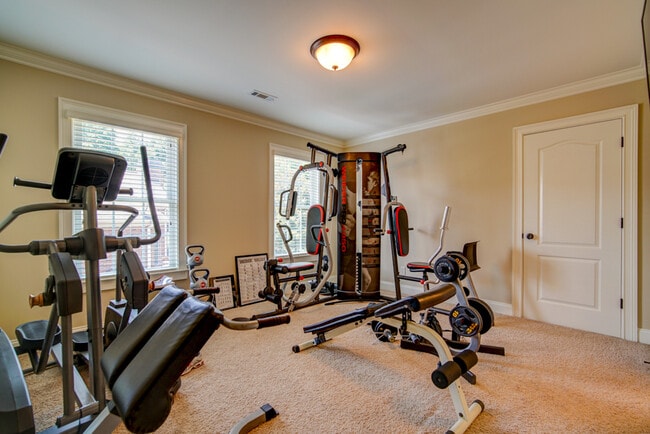 Building Photo - 5 BR, 3 BA Home Quiet Cul de Sac, Convenie...