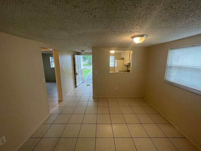 Building Photo - 2/1 Apartment in New Port Richey