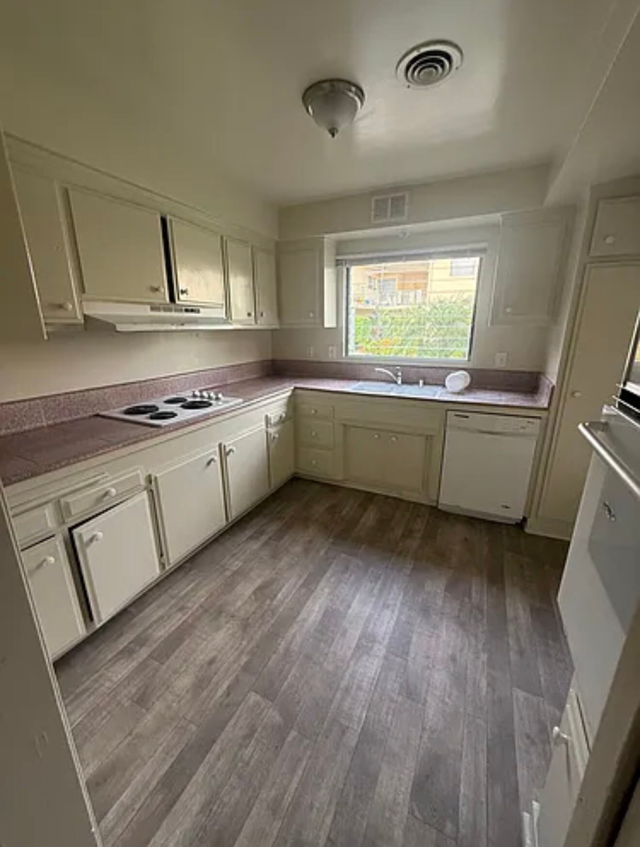 Kitchen - 1148 W Huntington Dr