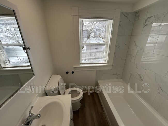 Building Photo - 27 Hilton St