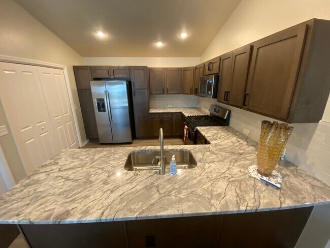 Building Photo - Beautiful, Furnished ANNUAL 2 bed, 2 bath ...