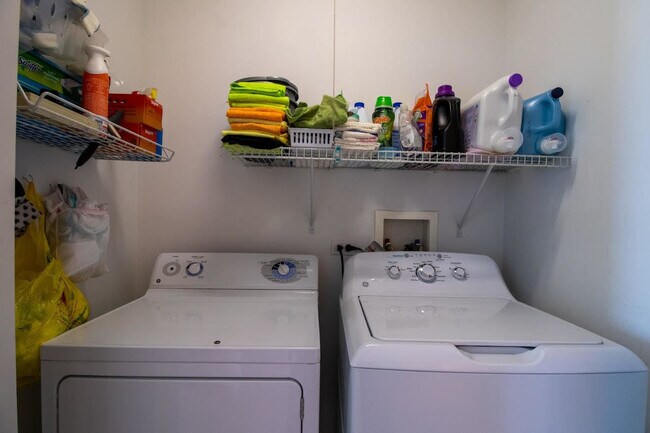 Building Photo - 721 Summit Ln