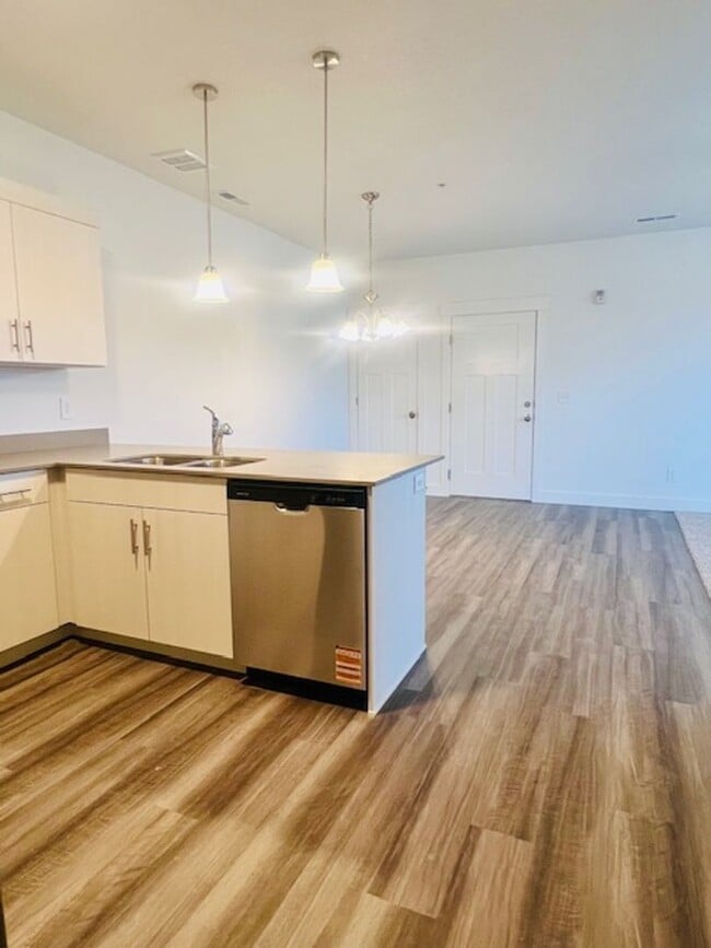 Building Photo - Brand-new Condo Conveniently Located in Ri...