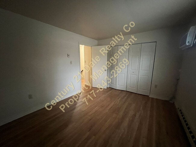 Building Photo - 2 Bedroom Townhouse in West York