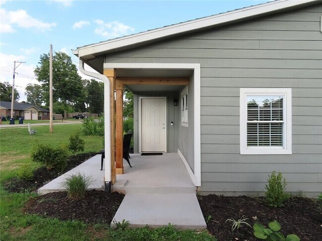 Building Photo - 1106 W Olrich St