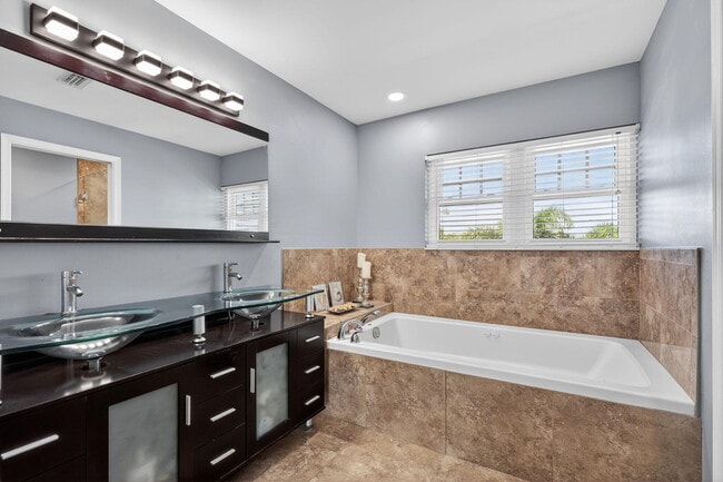 Building Photo - 805 Mainsail Cir