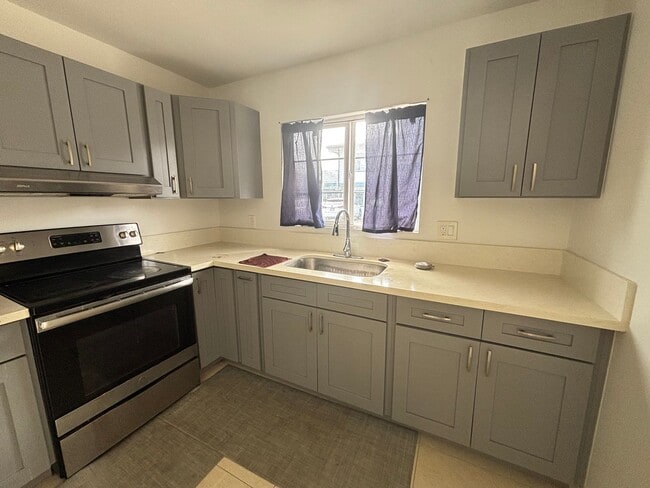 Building Photo - 1654 Olona Ln