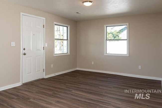 Building Photo - Charming 2 Bed, 1 Bath Single-Family Home ...