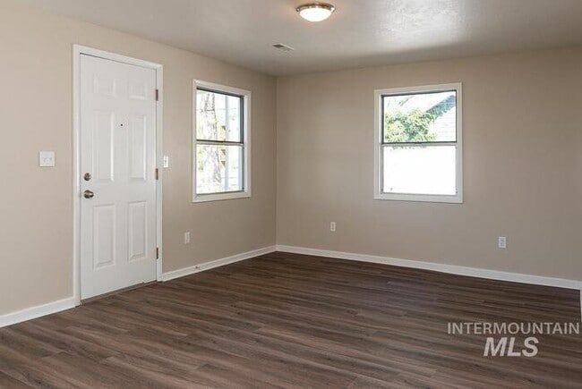 Building Photo - Charming 2 Bed, 1 Bath Single-Family Home with Large Backyard & RV Hookups!