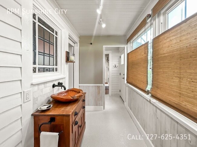 Building Photo - 748 32nd Ave N