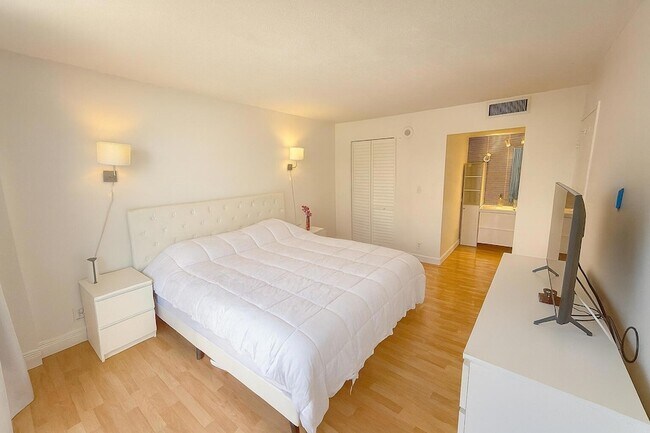 Building Photo - 16909 N Bay Rd