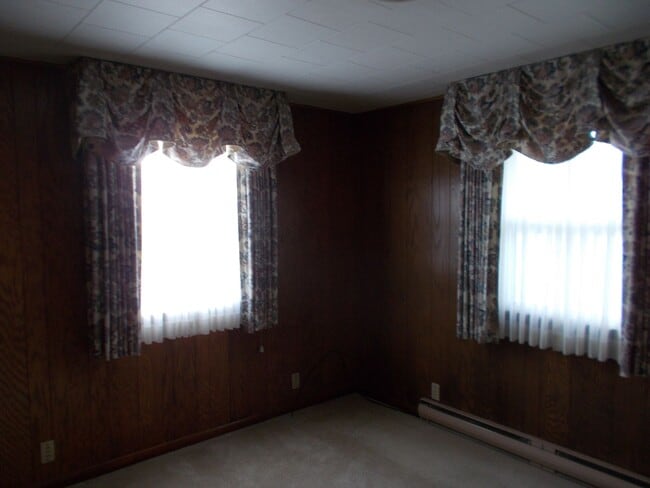 Building Photo - Spacious & Beautifully Maintained 3-Bedroo...
