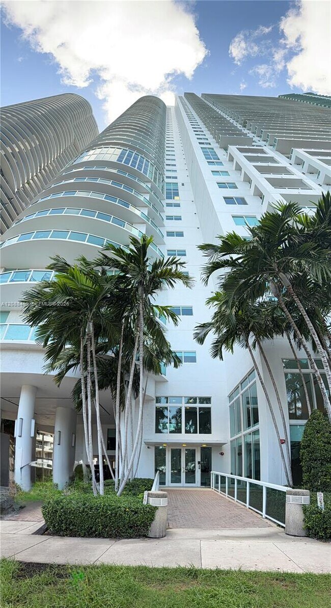 Building Photo - 1800 N Bayshore Dr