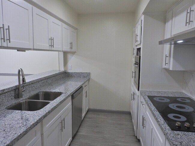 Building Photo - 408 E Coombs St