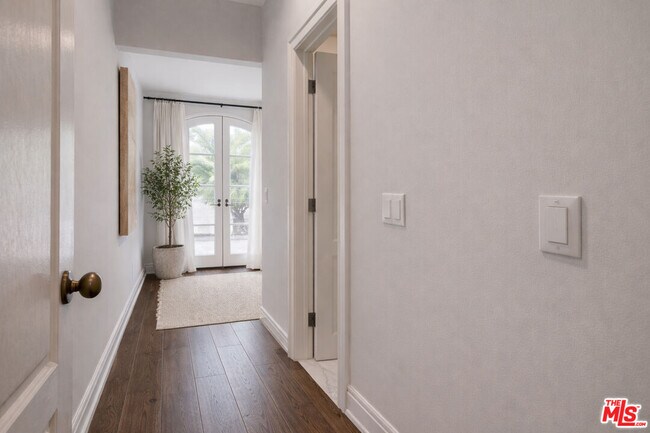 Building Photo - 353 S Reeves Dr