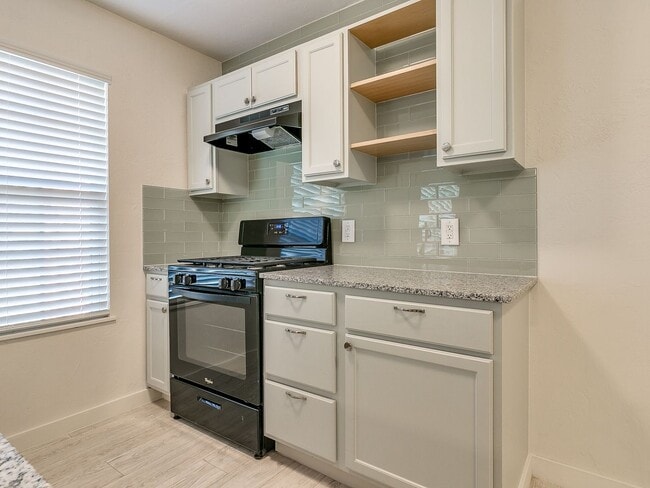 Building Photo - 4 bedroom 2 bath home in Tecumseh!