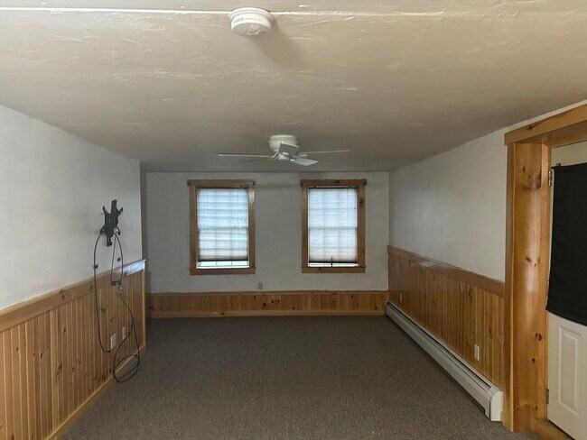 Building Photo - 31 Wellington St