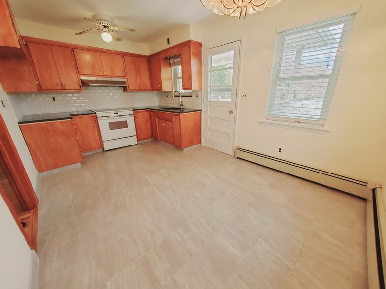 Building Photo - 19 Ponus Ave