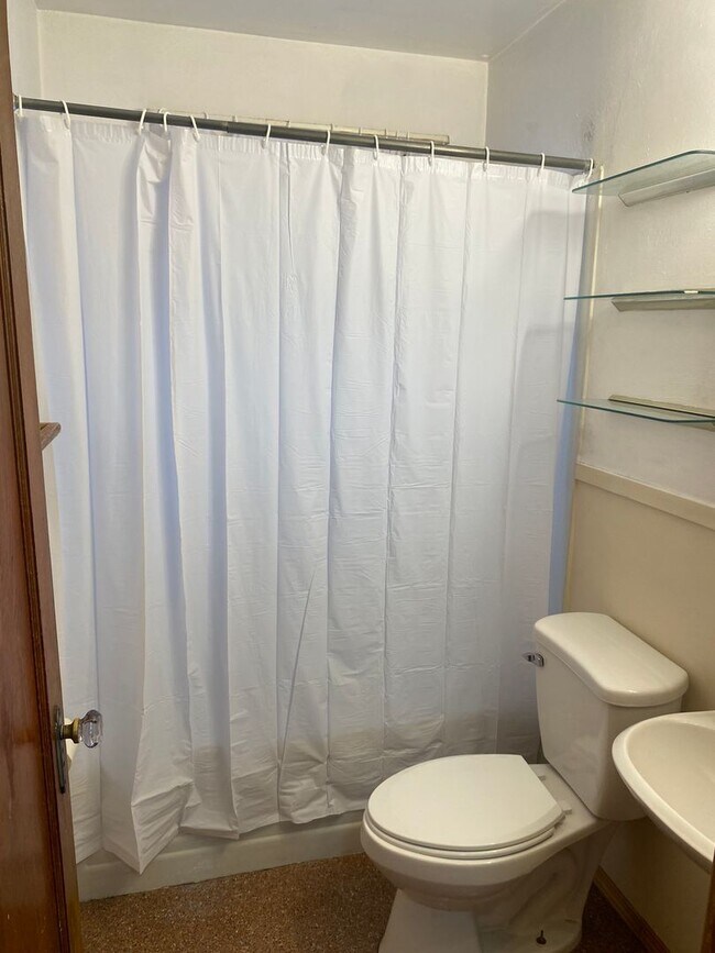 Building Photo - Charming 2bdrm 1 bath house with garage and fenced yard