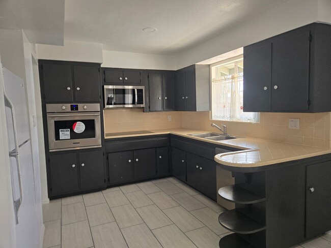Building Photo - Cozy 3 bed, 2 bath home in Phoenix, No HOA!