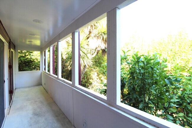 Building Photo - Dolores Heights: Sun-filled 1 Bedroom Home...