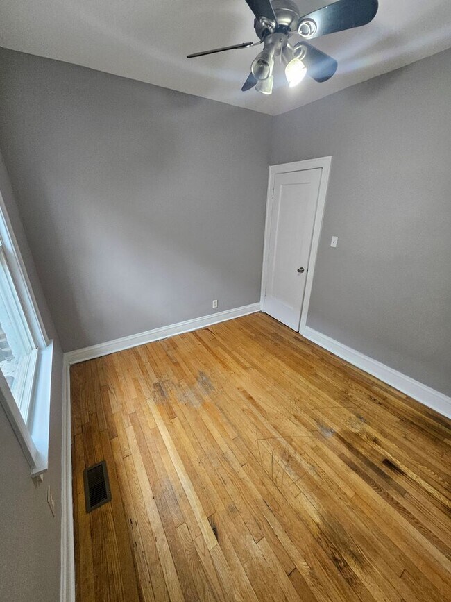 Building Photo - 6136 S Richmond St